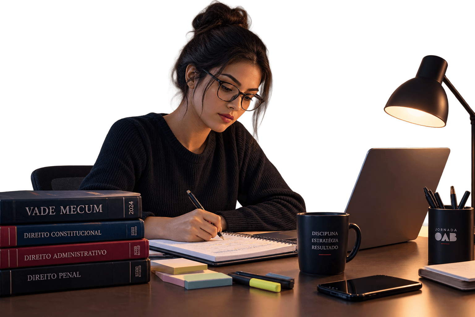 Estudante concentrada, escrevendo à mão ao lado de códigos e laptop